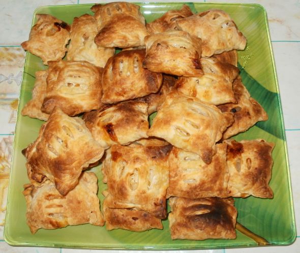 Слойки с яблоками, ананасами и кокосовой стружкой