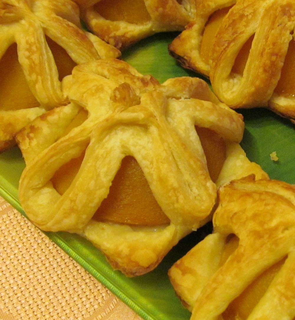 Слойки с персиками