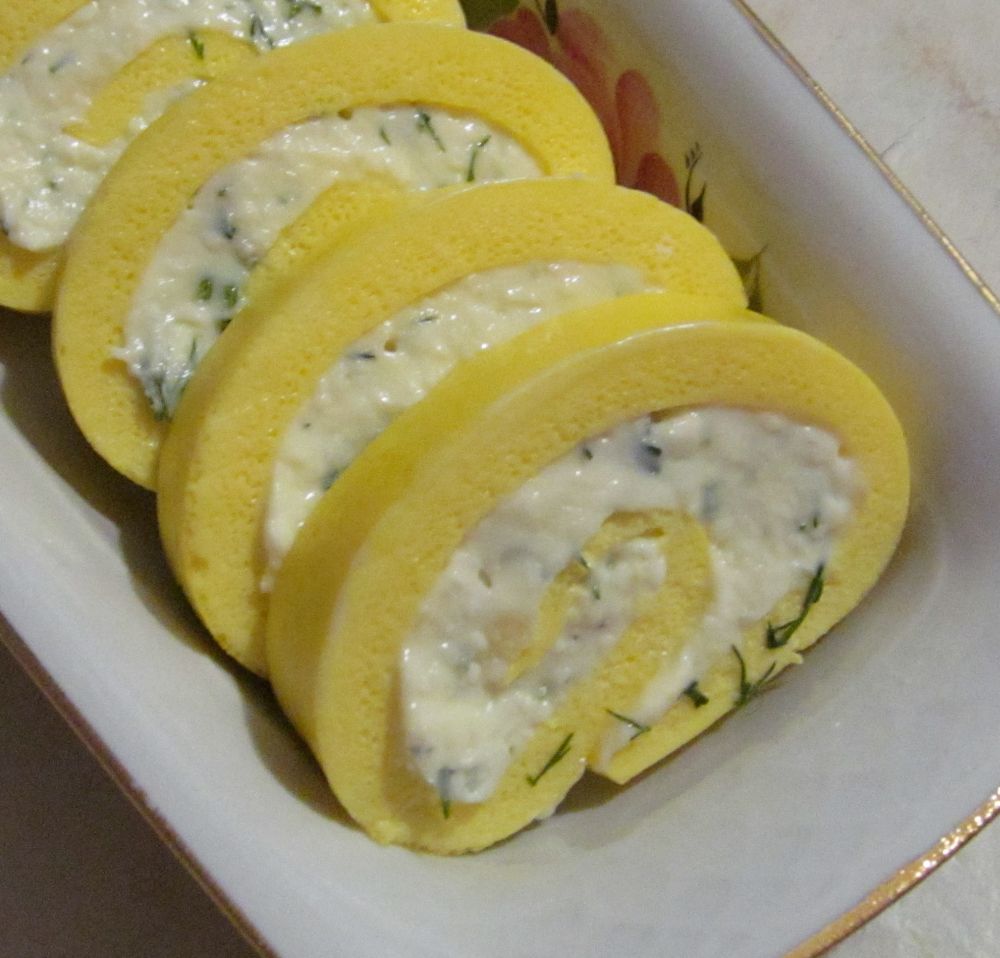 Нежный рулет-омлет с сырной начинкой